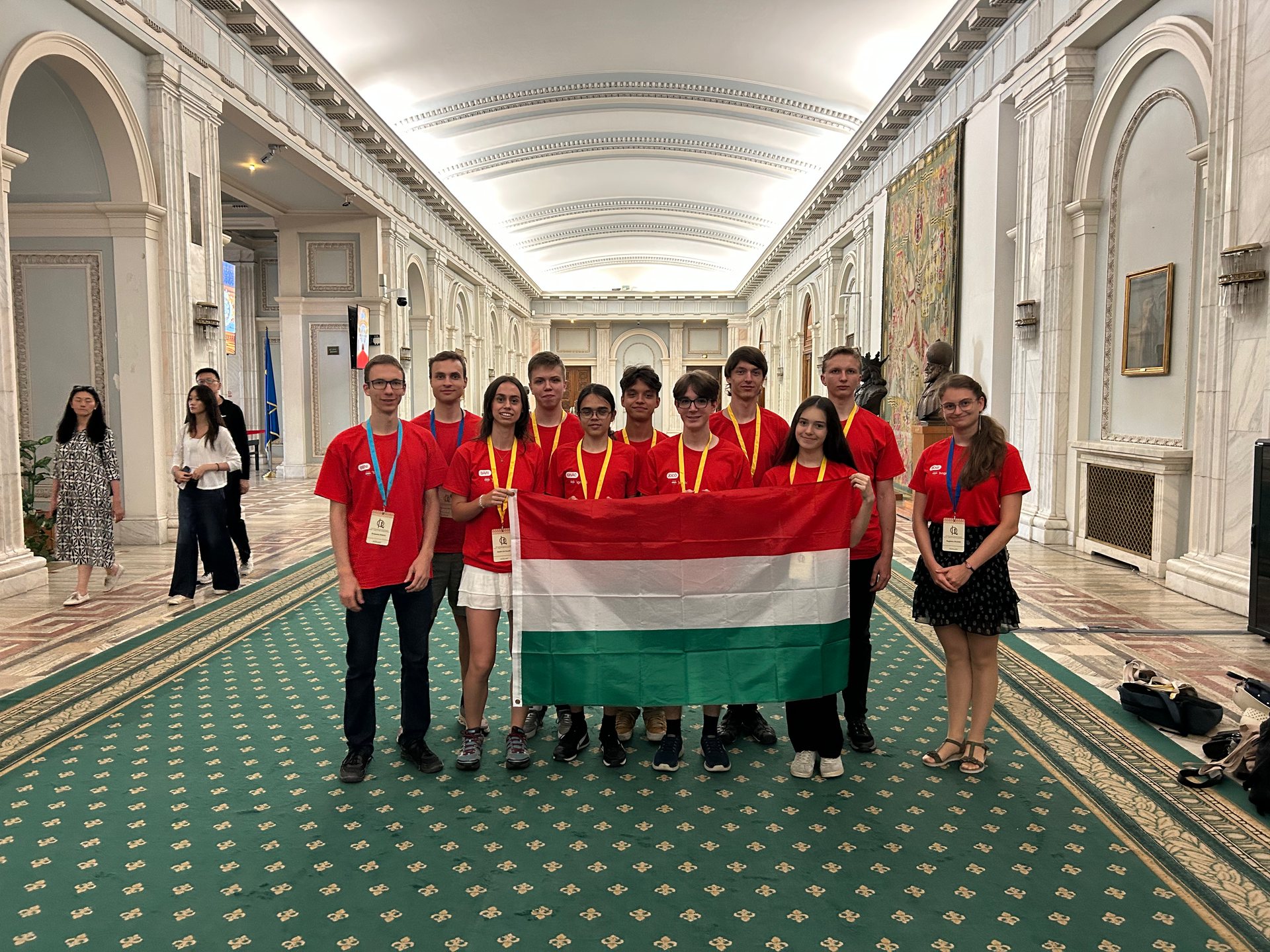 A magyar delegáció zászlóval a 2026-os bukaresti diákolimpia megnyitóján
