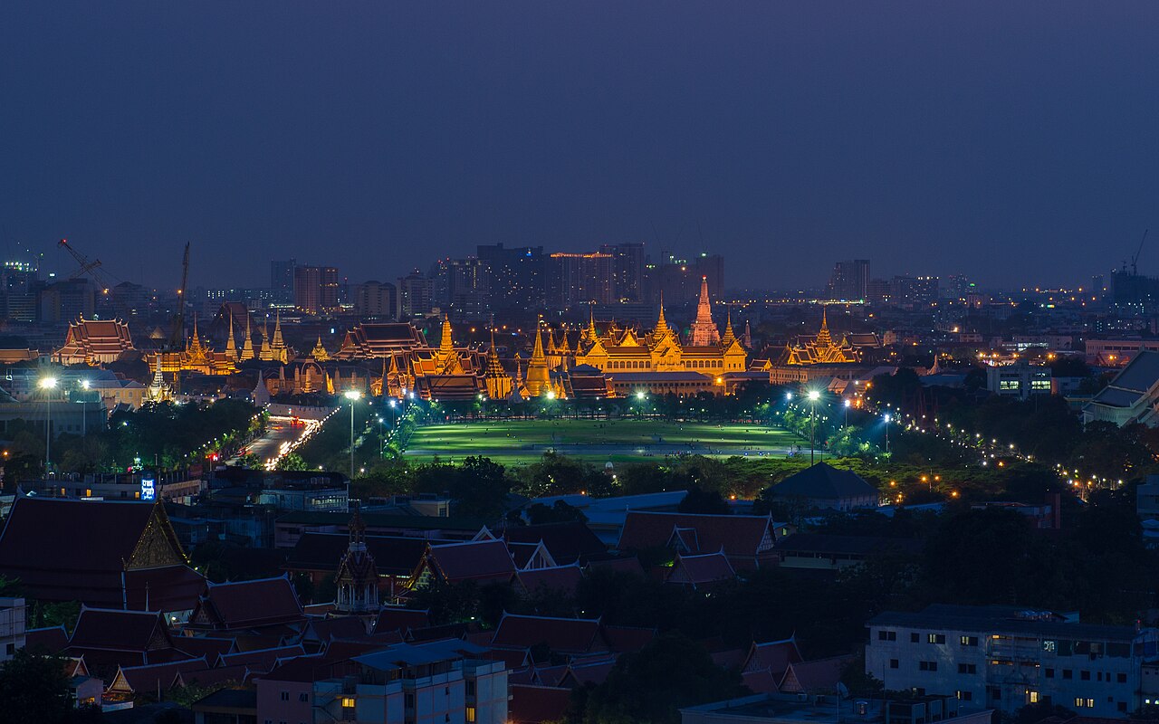 Bangkok kivilágított királyi palotája és a város esti látképe